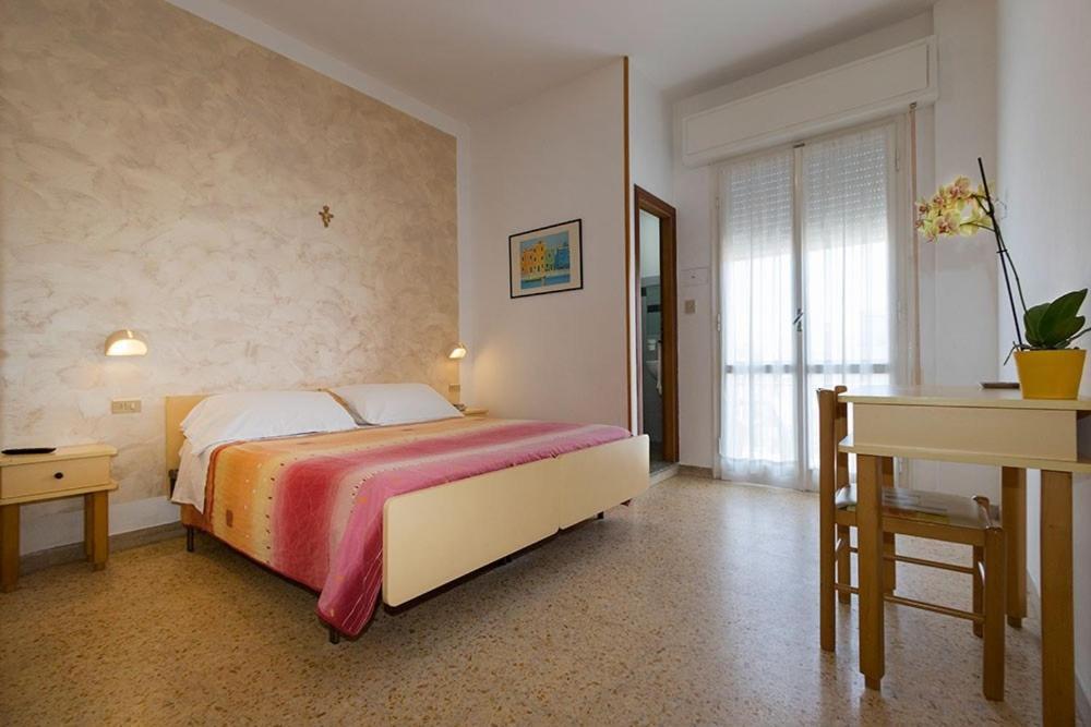 Hotel Cosmos Rimini Kültér fotó