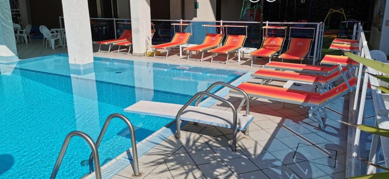 Hotel Cosmos Rimini Kültér fotó