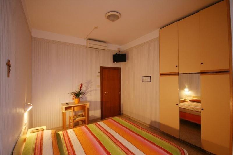Hotel Cosmos Rimini Kültér fotó