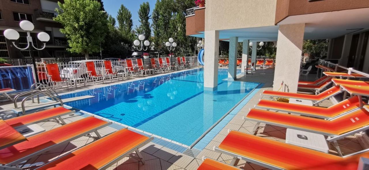 Hotel Cosmos Rimini Kültér fotó