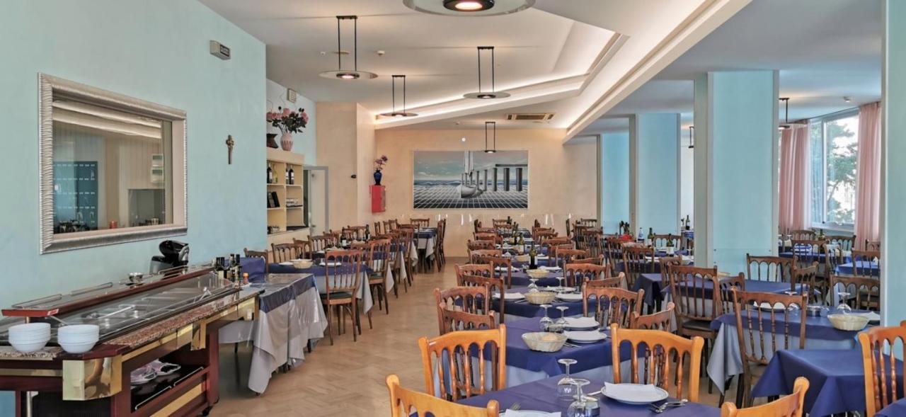 Hotel Cosmos Rimini Kültér fotó