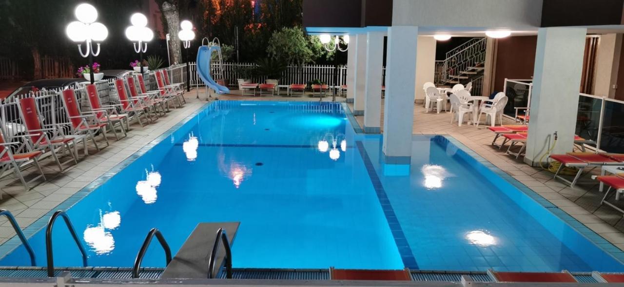 Hotel Cosmos Rimini Kültér fotó
