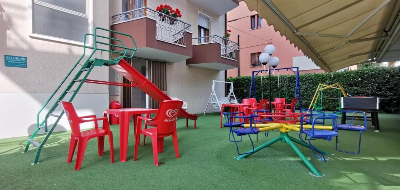 Hotel Cosmos Rimini Kültér fotó