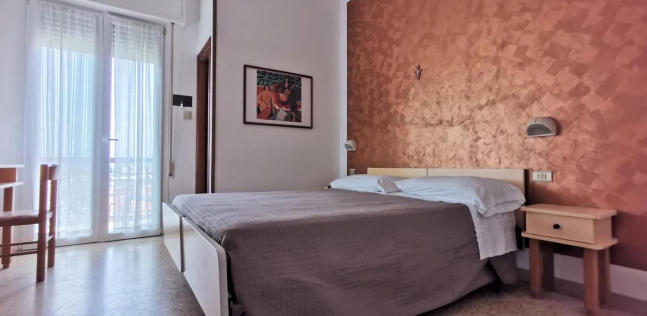 Hotel Cosmos Rimini Kültér fotó