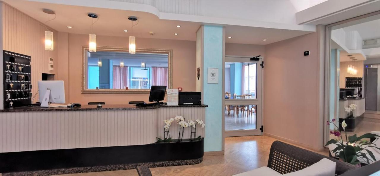 Hotel Cosmos Rimini Kültér fotó