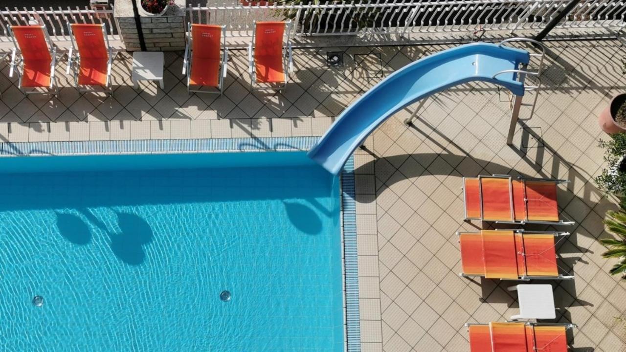 Hotel Cosmos Rimini Kültér fotó